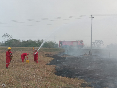 Bomberos controlan  incendio de gran  magnitud en la vía  Trinidad-Santa Cruz