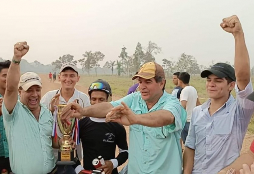 "Peligro" campeón de la carrera de caballos en San Borja