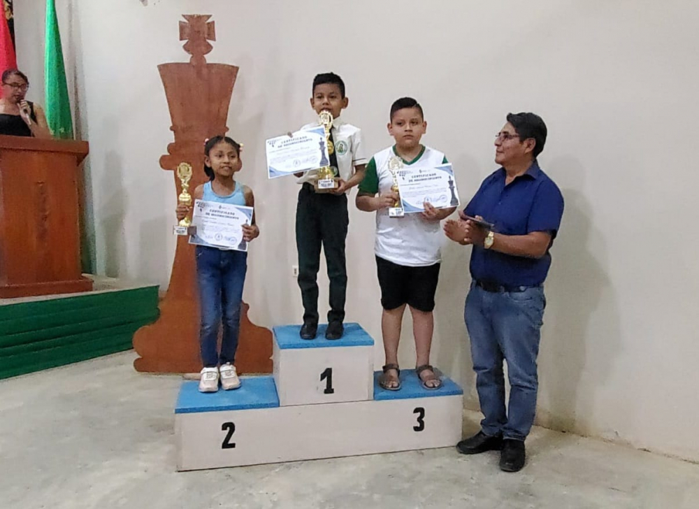 Reconocimiento y premiación a ganadores de la II Olimpiadas de Ajedrez, fase distrital