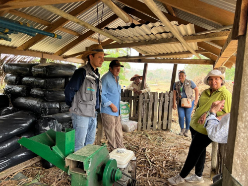 Representante Residente del Grupo Banco  Mundial visita a productores lecheros en San Javier