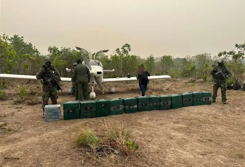 Narcoavioneta y caleta  con cocaína: Incautan  más de 764 kilos  en operativos en  Iténez y Moxos